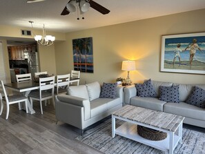 Smart TV, DVD player, books, video library - Updated condo just steps to the white sand beaches of Clearwater Beach (Clearwater)