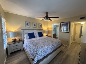 2 bedrooms, iron/ironing board, travel crib, free WiFi - Updated condo just steps to the white sand beaches of Clearwater Beach (Clearwater)