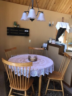 Dining - White Mountain Chalet (North Woodstock)