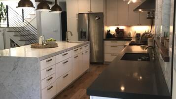 Réfrigérateur, micro-ondes, four, plaque de cuisson