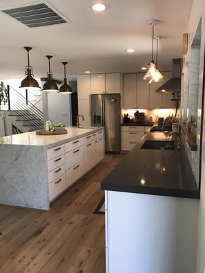 Een koelkast, een magnetron, een oven, een kookplaat