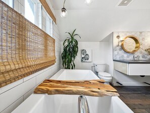 Combined shower/bathtub, hair dryer, towels, soap - Explore Redwood forests on the Avenue of The Giants and the Eel river (Redway)