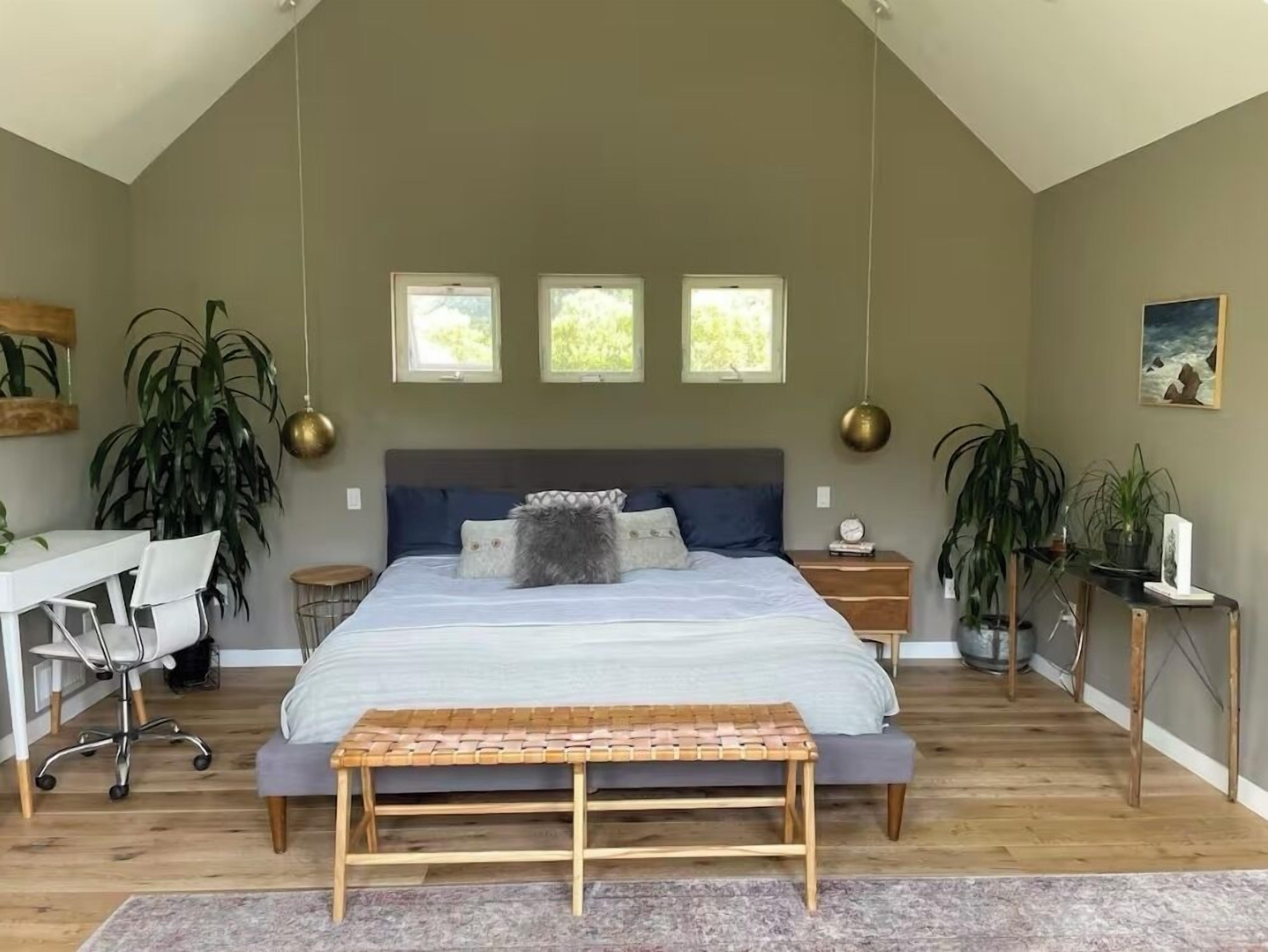 5 bedrooms, desk, travel crib, free WiFi