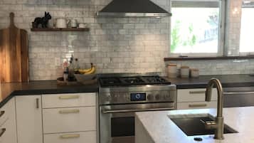 Een koelkast, een magnetron, een oven, een kookplaat