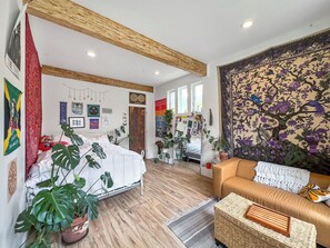 5 bedrooms, desk, travel cot, free WiFi