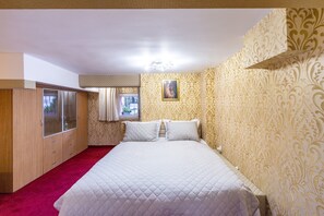 3 chambres, bureau, fer et planche à repasser, accès au Wi-Fi (inclus)