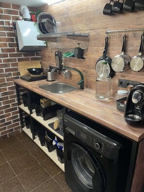 Kjøleskap, mikrobølgeovn, kaffetrakter/tekoker og brødrister