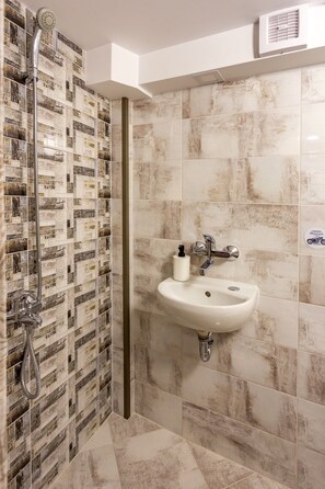 Douche, séchoir à cheveux, serviettes fournies, savon