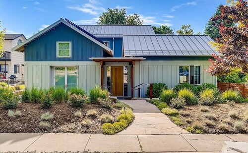 Comfortable, private studio three blocks to downtown