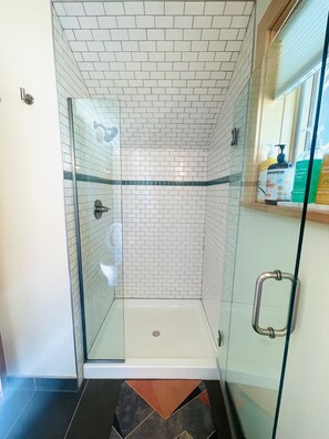 Douche, séchoir à cheveux, serviettes fournies, savon