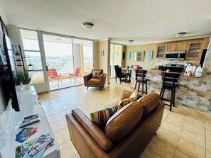 Smart TV, libros y estéreo 