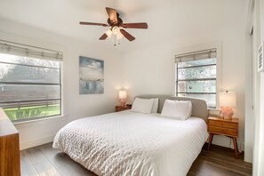 2 bedrooms, desk, iron/ironing board, travel crib - Austin Vibes in Zilker  (Austin)