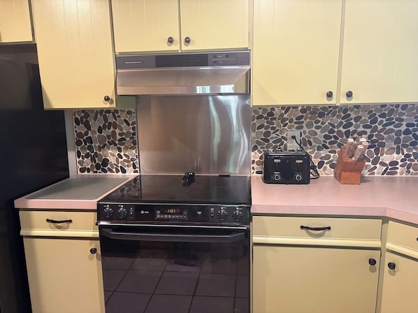 Coffee/tea maker, fridge, microwave, oven