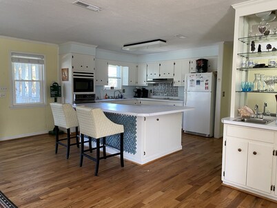 SNOWBIRD DISCOUNT! Partial OCEAN VIEW! Fenced yard bring doggo. WaterFront DOCK