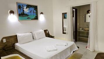 Minibar, muebles diferentes y espacio para trabajar con laptop