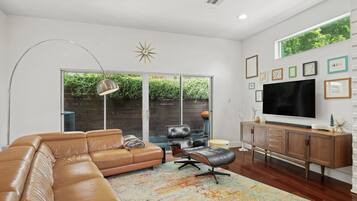 Smart TV, chimenea, libros y biblioteca musical