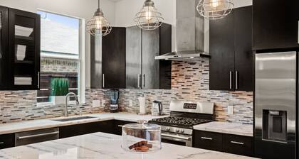 DwellHTX Modern Designer Home 1 mi frm Downtown 2-Story Getaway w/ Views