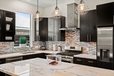 DwellHTX Modern Designer Home 1 mi frm Downtown 2-Story Getaway w/ Views