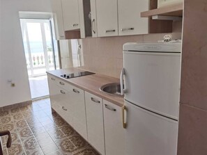 Microwave, dishwasher, coffee/tea maker, electric kettle