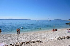 在海灘附近