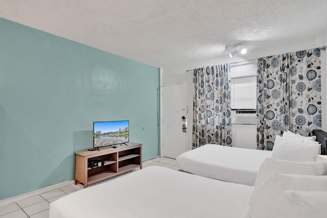Amazing Studio/1Bath, Hallandale Beach, Outdoor Pool and Free Parking!