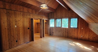 40 minutes from White Pass! EV charging! New photos coming after remodel.