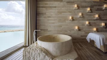 Couples treatment room(s), sauna, hot tub, steam room
