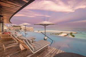 室外游泳池，池畔遮阳伞，日光浴躺椅