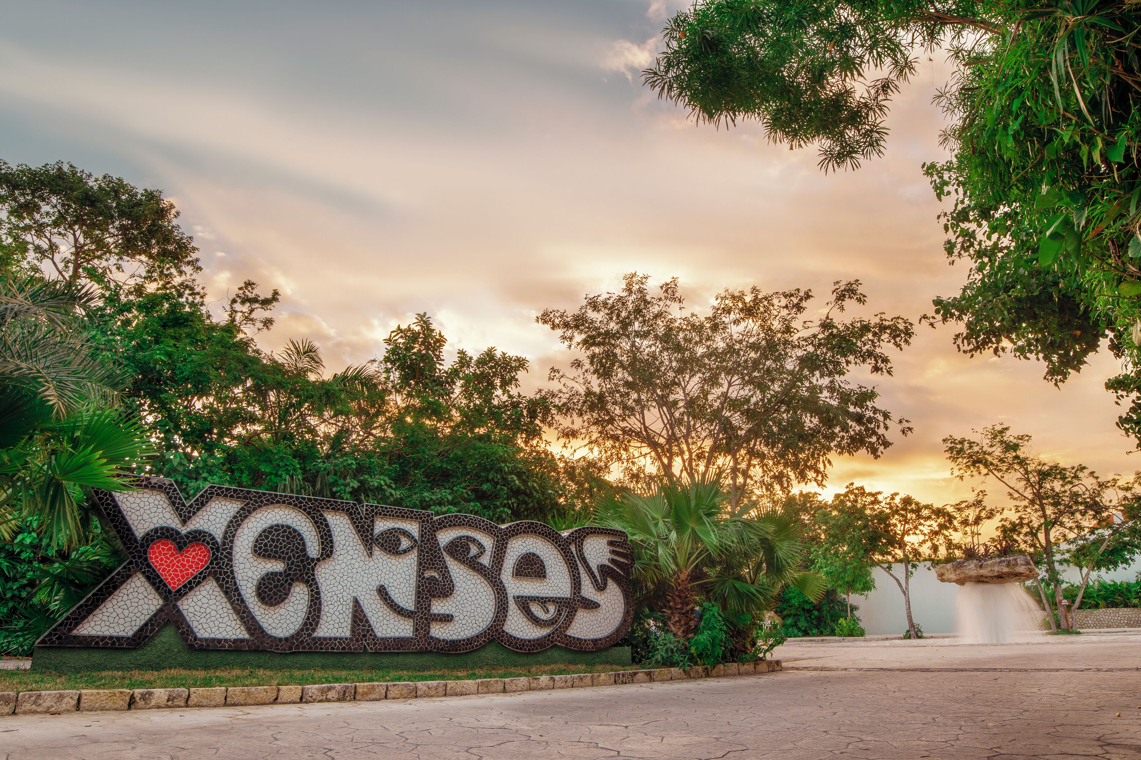 Un letrero de mosaico con la palabra "Xenxes" y un símbolo de corazón.