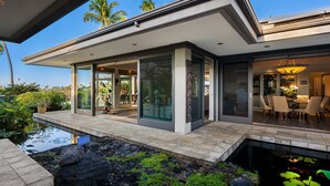 A modern house with a covered patio, a swimming pool, and a dining area. - 🏖️Mauna Lani 4BR Home w/ Private Pool + Central AC (Kamuela)