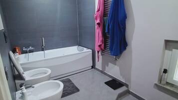 Badewanne, Whirlpool, Bidet