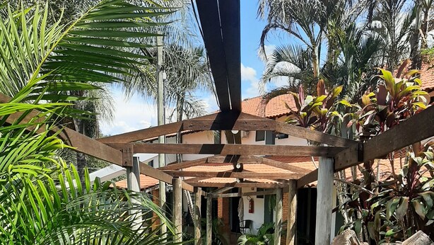 Un espacio exterior cubierto con un sendero de concreto que lleva a la entrada de un edificio.