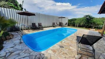 Piscina a l'aire lliure i gandules