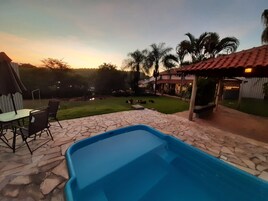 Piscina externa, espreguiçadeiras