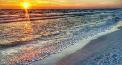 Beautiful clean and in great location beach condo