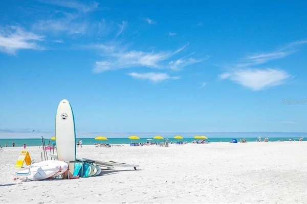NĂ€ra stranden, solstolar och strandhanddukar