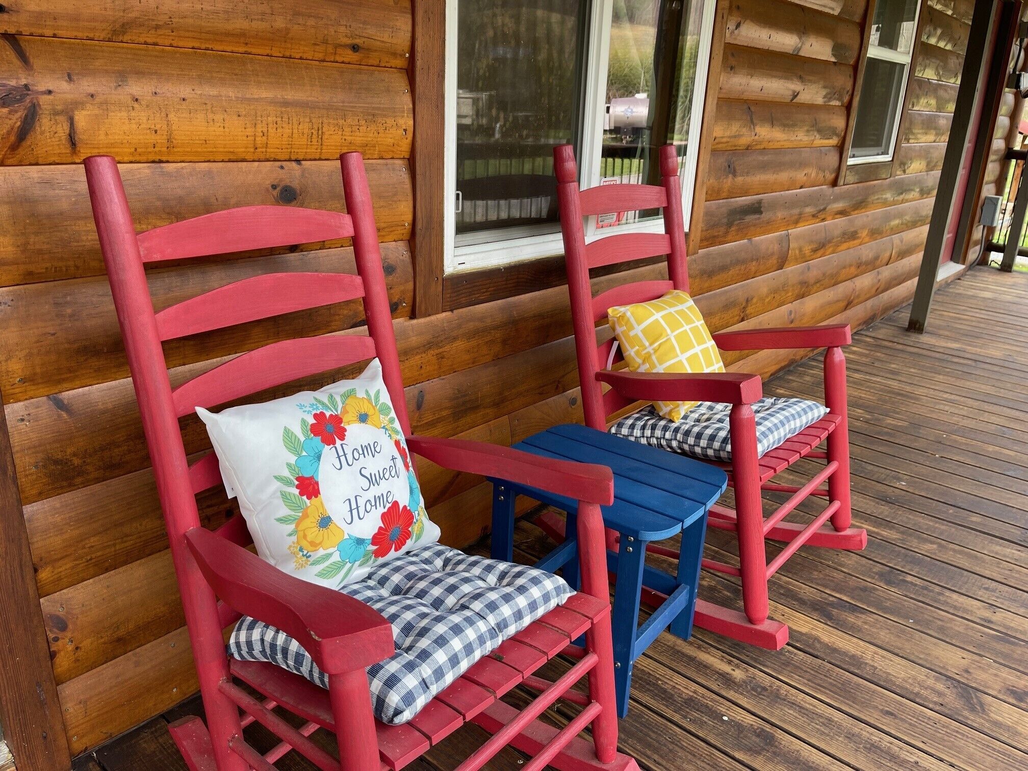Wow! $80\/nt Apr 27-May 4, Hummingbird cabin, Pet Friendly, Enjoy Campfire Fun & Rocking Chairs