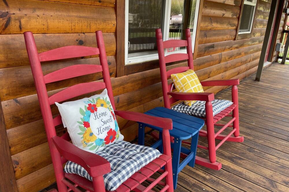 Wow! $80\/nt Apr 27-May 4, Hummingbird cabin, Pet Friendly, Enjoy Campfire Fun & Rocking Chairs