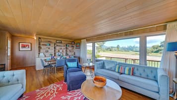 Smart-TV, Kamin, Tischfußball, Computerbildschirme