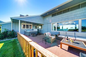 Terrace/patio - SeaView:}Hot-Tub~StepsToBeach~Ocean/Mt/Golf Views!~Bikes~DogsOK~Cornhole-Patio (Seaside)