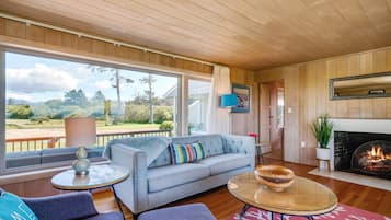 Älytelevisio, takka, pöytäjalkapallopöytä, tietokoneen näyttö