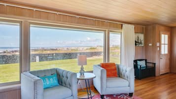 Smart-TV, Kamin, Tischfußball, Computerbildschirme