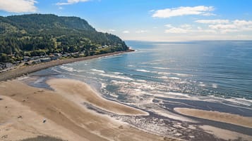 Rannalla, aurinkotuoleja