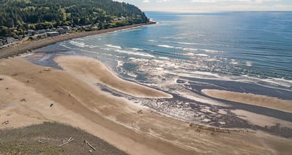 SeaView:Hot-Tub~StepsToBeach~Ocean/Mt/Golf Views!~Bikes~DogsOK~Cornhole-Patio~