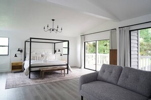 4 slaapkamers, een bureau, een strijkplank/strijkijzer, reisbedje