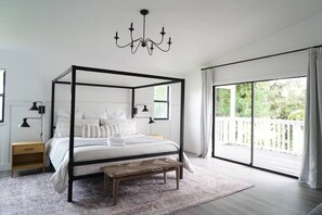 4 bedrooms, desk, iron/ironing board, travel cot