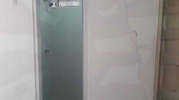 Douche, serviettes fournies, savon, papier toilette