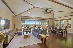 Smart TV, livros, aparelho de som, monitores de computador