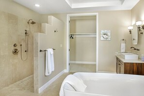 Ensemble baignoire-douche, séchoir à cheveux, serviettes fournies, savon