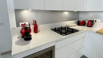 Réfrigérateur, micro-ondes, four, plaque de cuisson